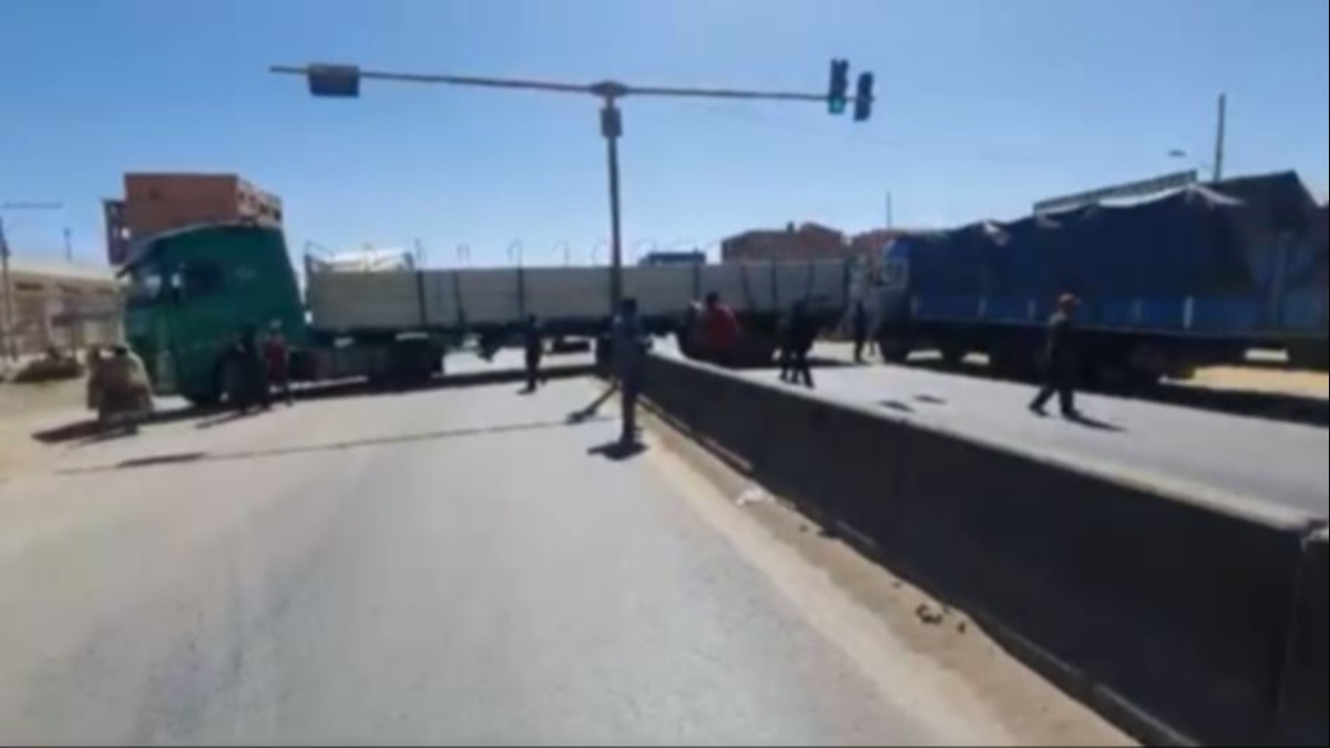 El transporte pesado bloqueó en el sector Layuri. Foto: Captura