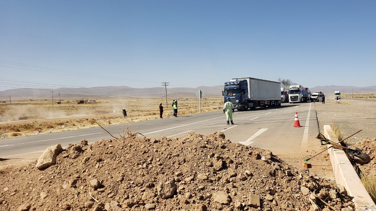 En la carretera Oruro - La Paz, altura Caracollo, se instaló un punto de bloqueo. Foto: RRSS