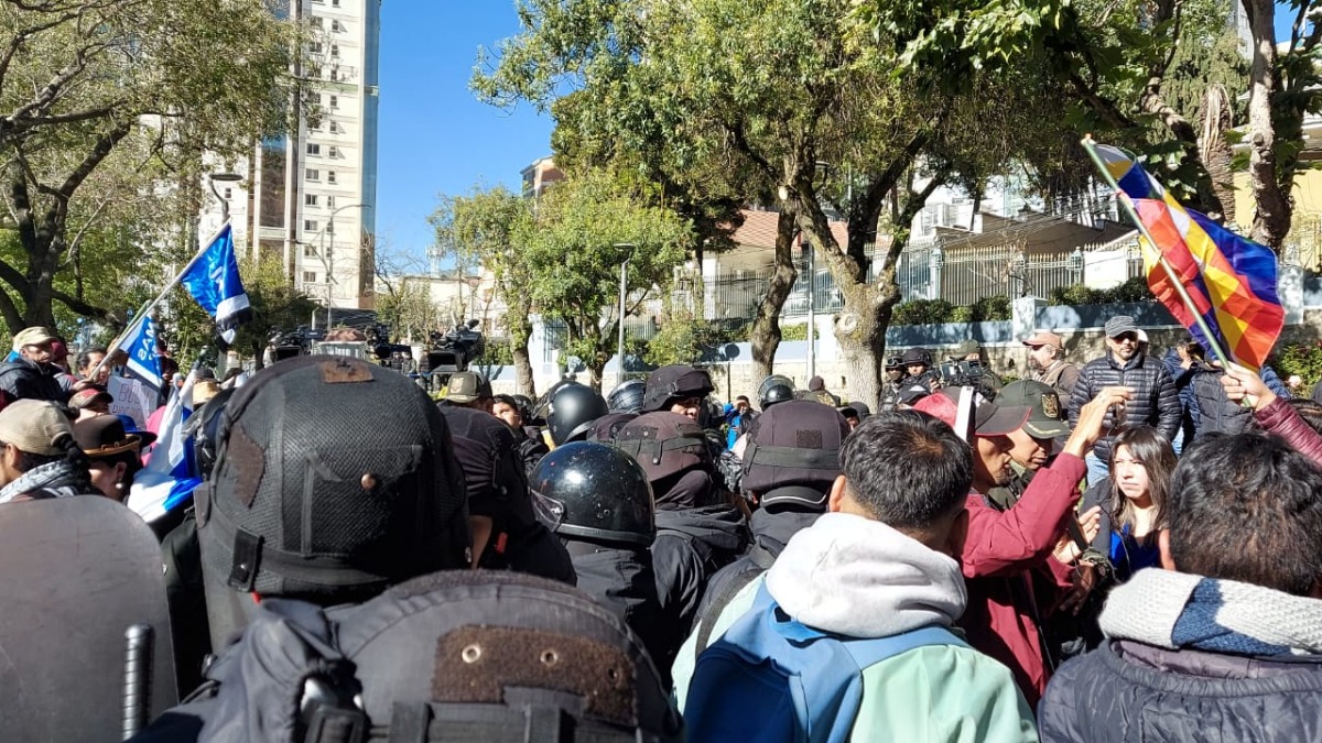 Enfrentamiento entre masistas en la plaza Abaroa. Foto: ANF