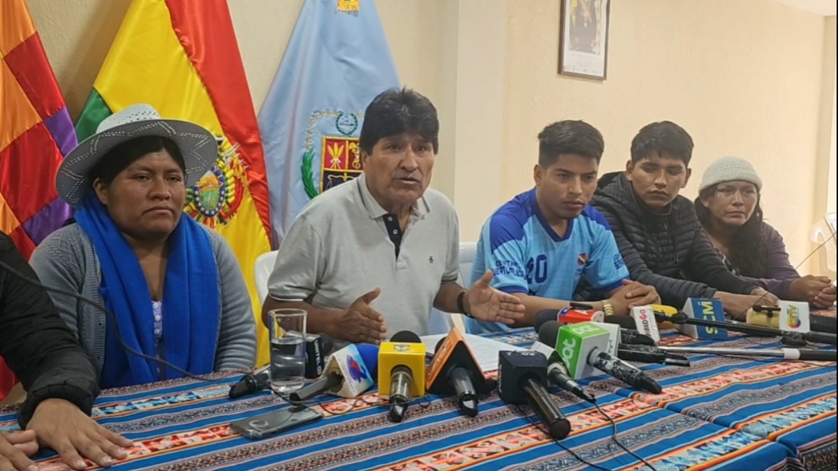 Evo Morales junto a dirigentes de organizaciones sociales.