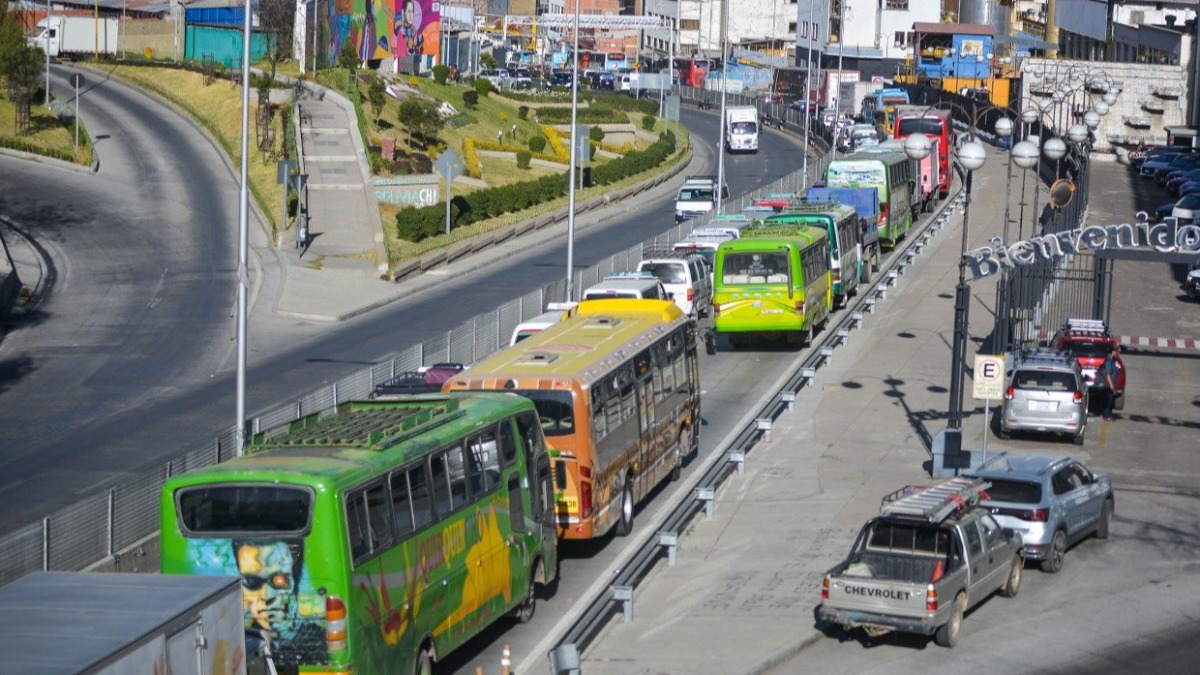 Filas de vehículos por conseguir diésel en una estación de servicio de La Paz