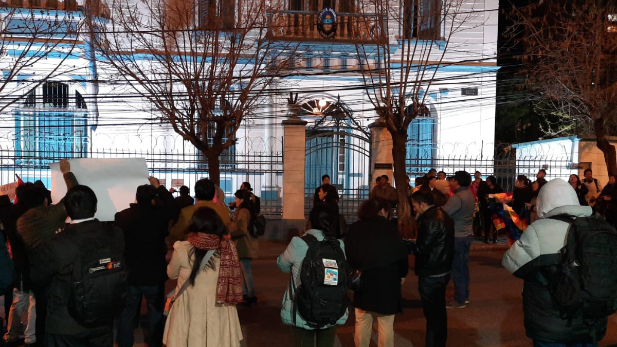 Grupo de personas en la Embaja de Argentina. Foto: ANF