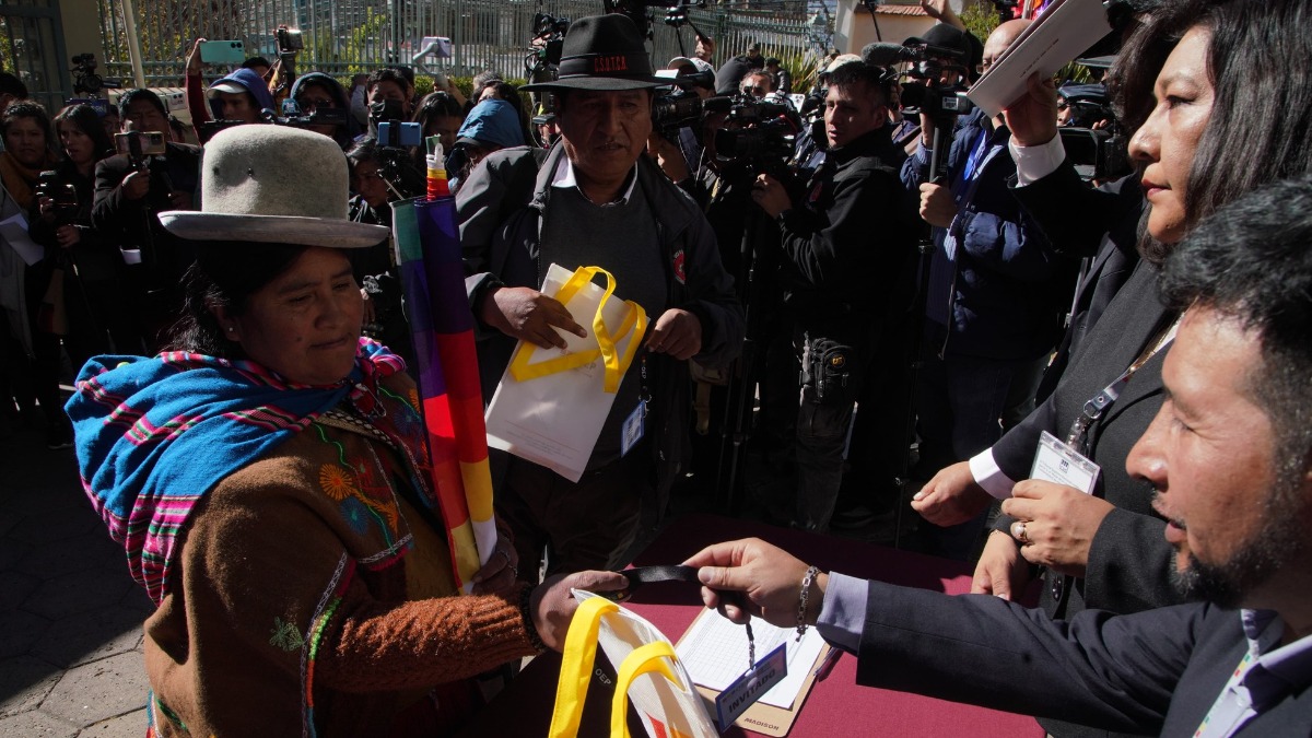 Guillermina Kuno, ejecutiva de las Batolinas arcista recibiendo su acreditación. Foto: BTV