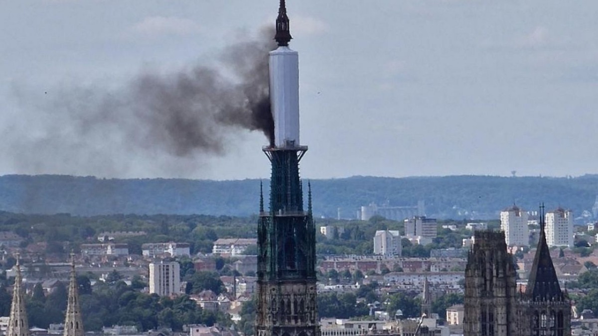 Incendio en la aguja de la catedral de Ruan, Francia.