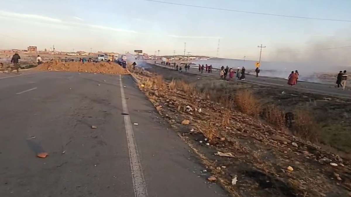 La policía gasificó a los pobladores que bloqueaban en Caracollo. Foto: Captura