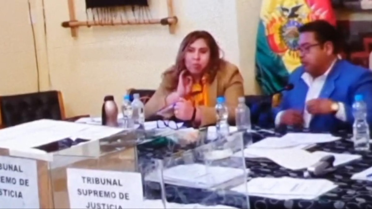 La senadora Patricia Arce al momento de hacer la señal con su mano derecha. Foto: Captura