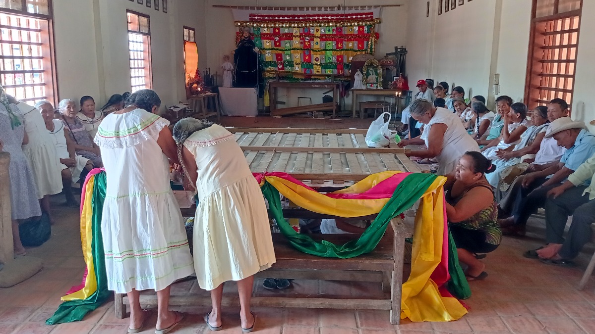 Las mamitas abadesas preparando el altar en el Cabildo para la Ichapekene Piesta.  Foto: Fernando Hurtado