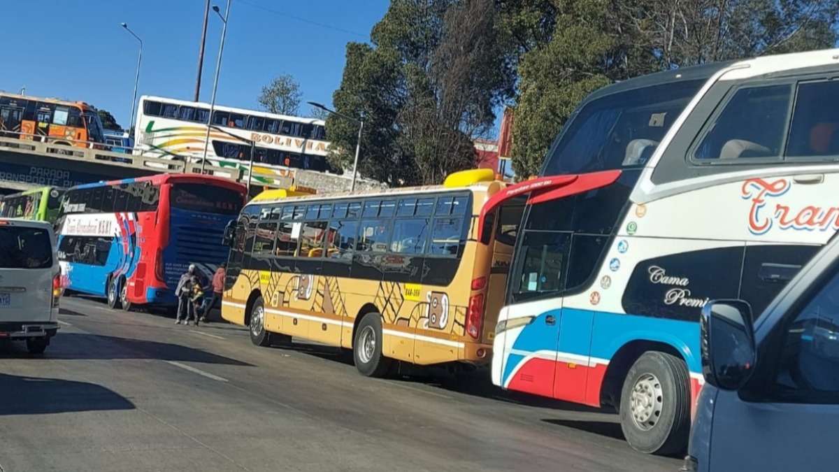 Los buses y el transporte de carga protesta por las filas. Foto: ANF