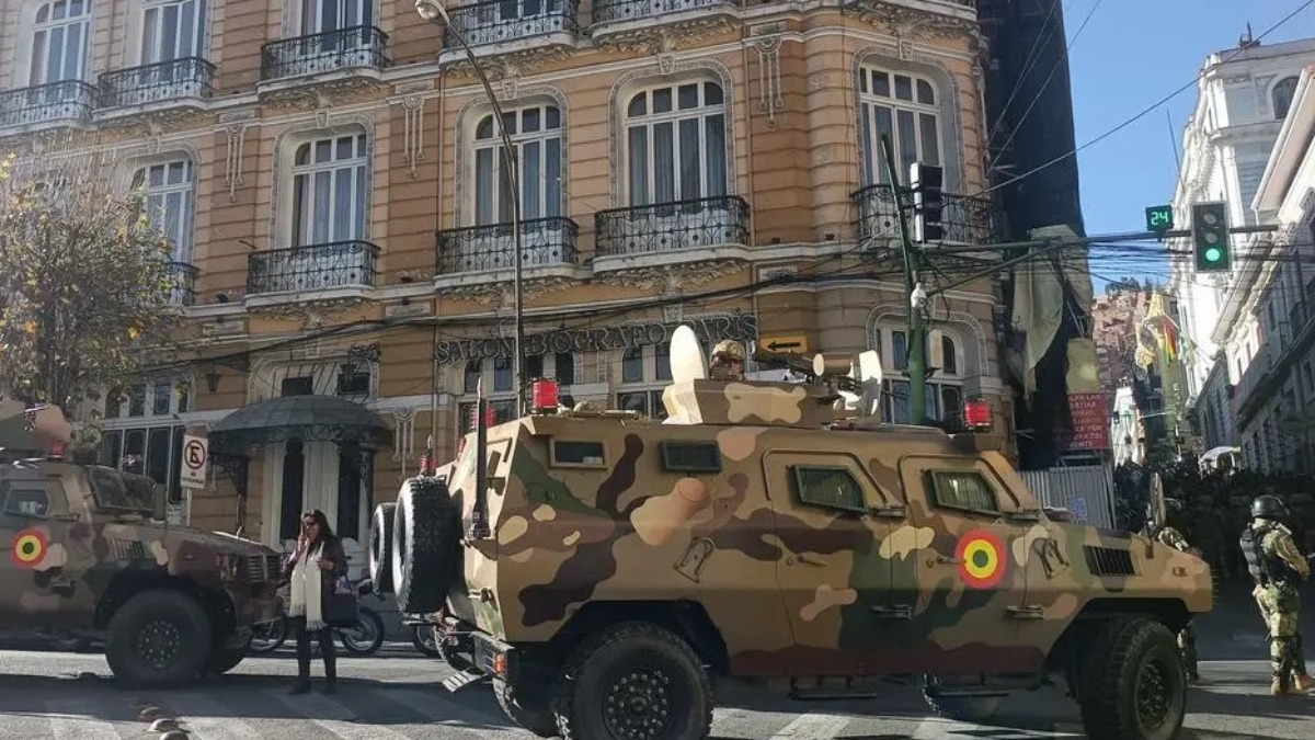 Los vehículos blindados en plaza Murillo. Foto: Internet