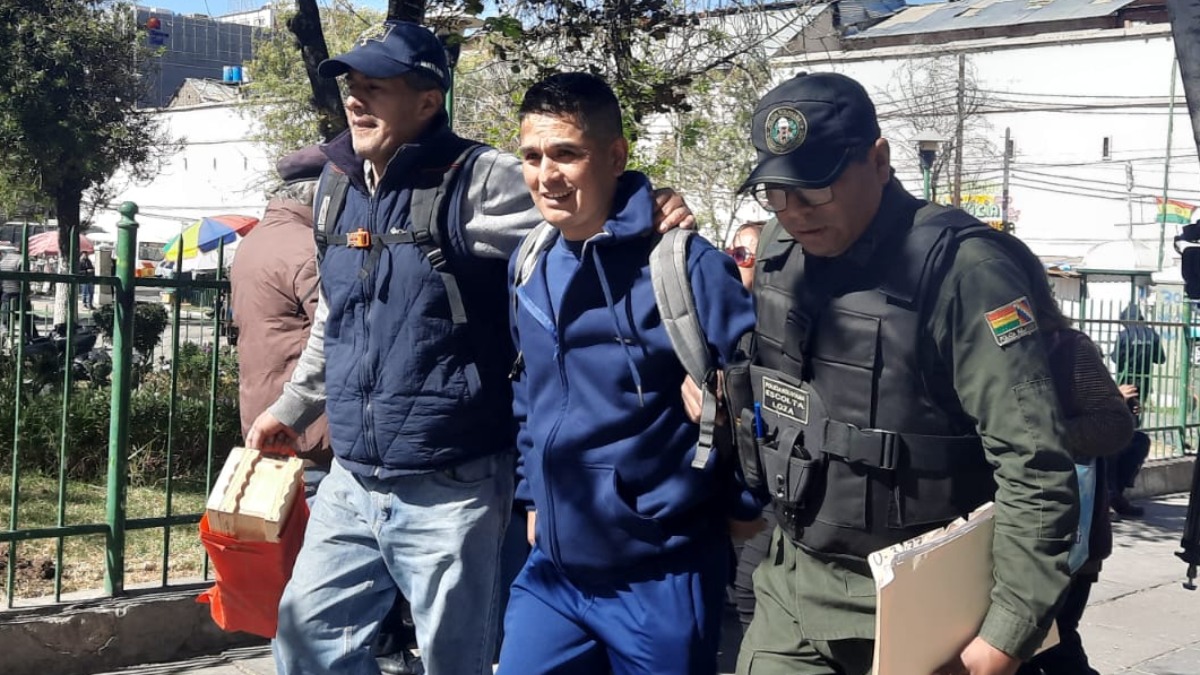 Raúl Uría, saliendo de la cárcel rumbo a un juzgado de El Alto donde se le otorgará su libertad. Foto: ANF