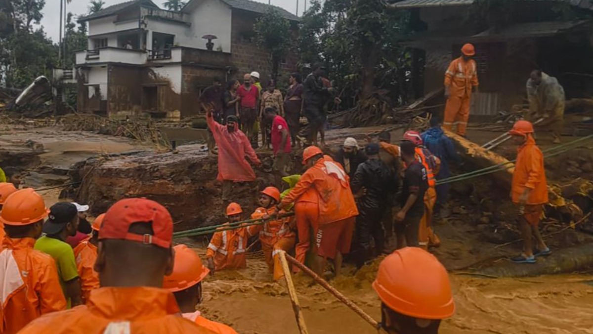 Rescatista en plena faena para ayudar a las familias damnificadas.   Foto: DW