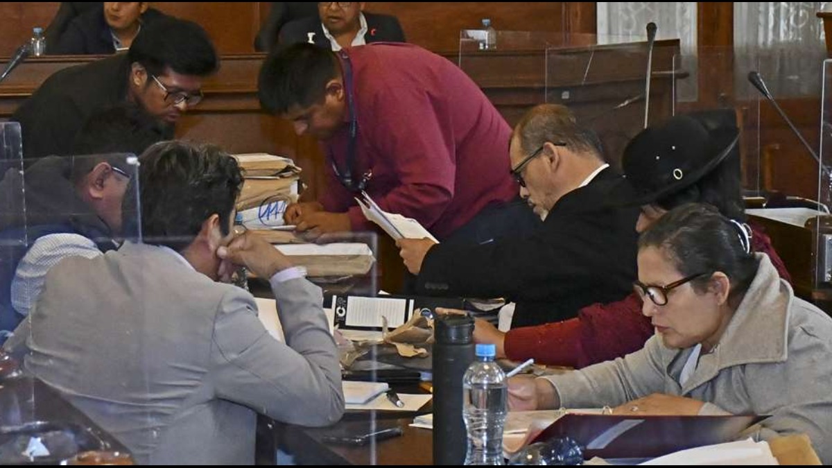 Revisión de requisitos de postulantes en la comisión Mixta de Constitución. Foto: Internet