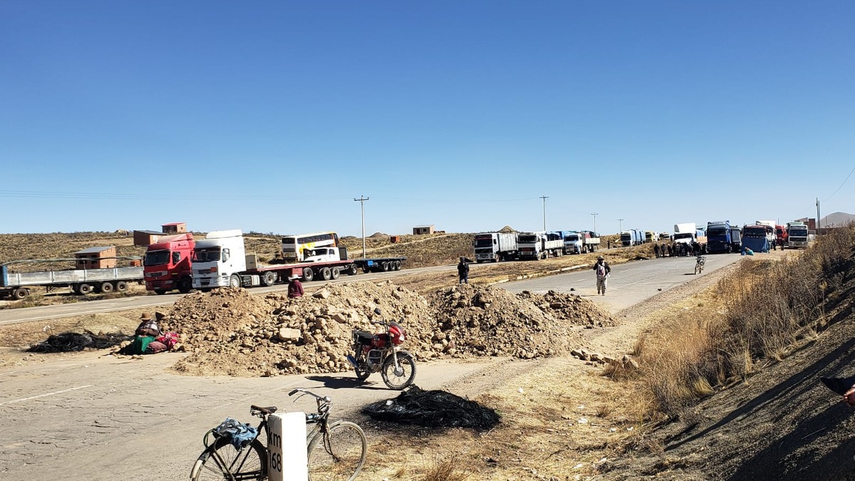 Sexto día de bloqueo en la carretera Oruro - La Paz. Foto: Radio Caracollo