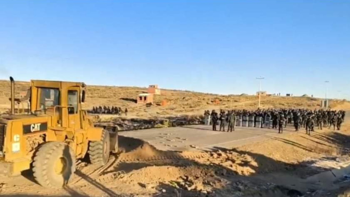 Tractor desbloqueando la vía La Paz-Oruro en Caracollo.