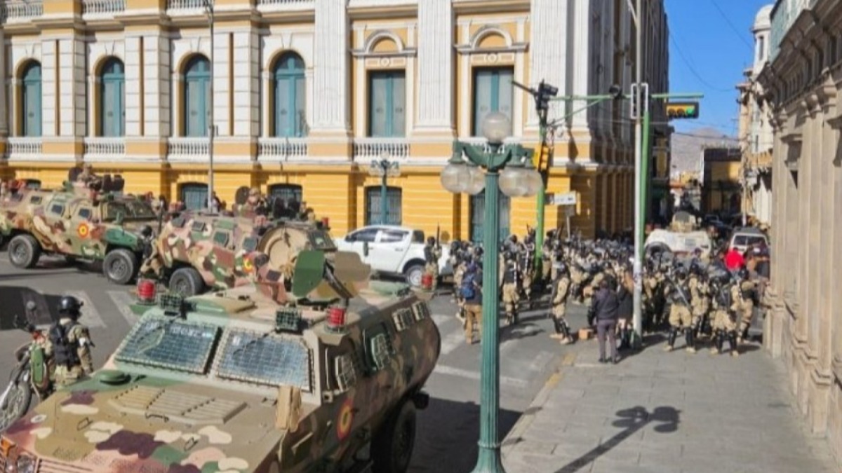 Un grupo de militares cercaron plaza Murillo el 26 de junio. Foto: Internet