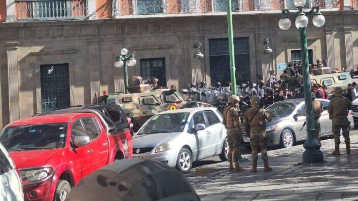 Un grupo de militares y carros blindados tomaron plaza Murillo. Foto: Internet