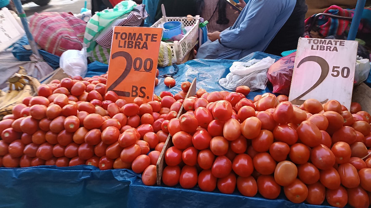 Un puesto de venta de tomate en el mercado Rodríguez. Foto: ANF