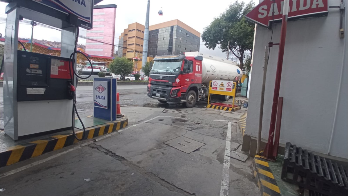 Una cisterna descarga gasolina mientras la fila aumenta en la avenida Montes. Foto: ANF.