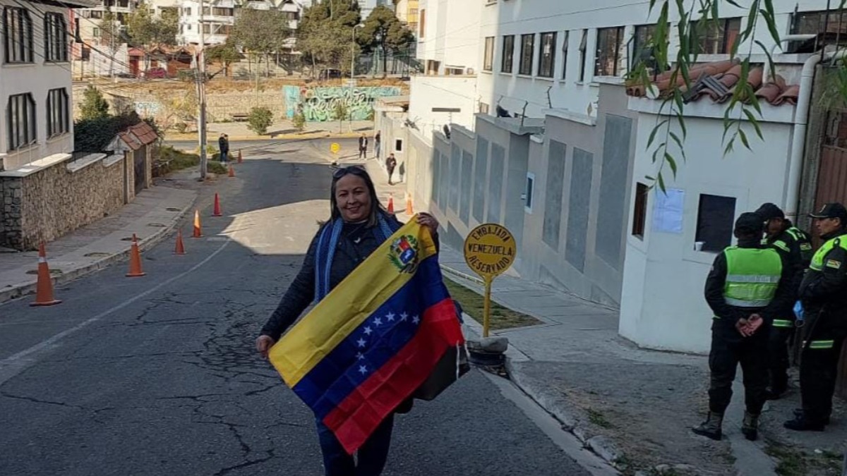 Una de las ciudadanas acude al recinto electoral en la Embajada de Venezuela. Foto: Gentileza.