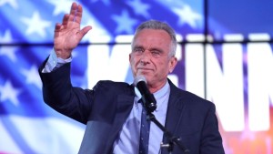 Robert F. Kennedy Jr. da su apoyo a Trump tras suspender su campaña a la presidencia