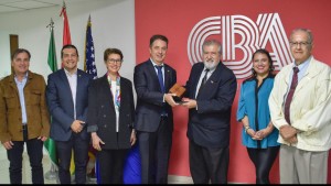 Centro Boliviano Americano entrega reconocimiento a la UPSA por sus 40 años