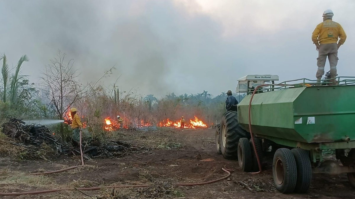 Bomberos sofocan el incendio que se registró en San Ignacio de Velasco. Foto: Gobernación de Santa Cruz.