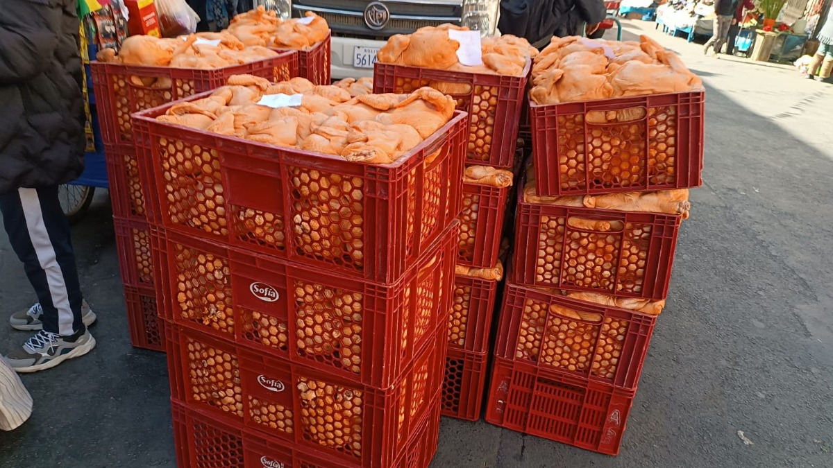 Carne de pollo en un centro de abasto de la ciudad de La Paz. Foto: ANF