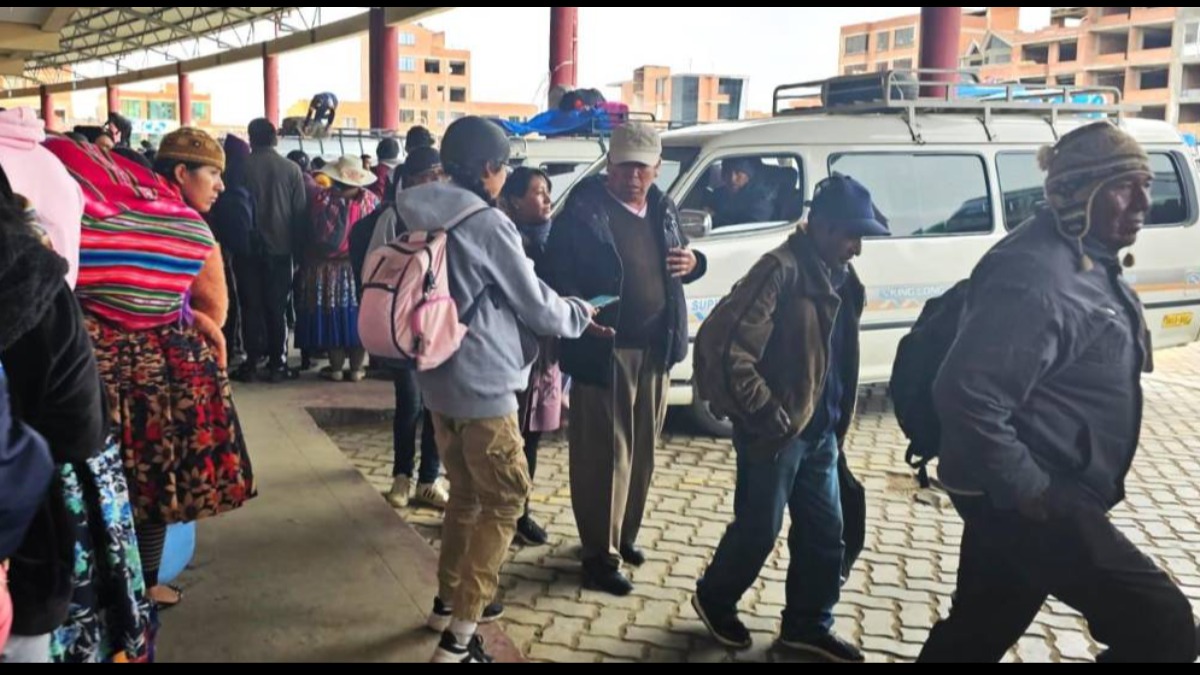 Cientos de personas buscaban pasajes en la Terminal Interprovincial de El Alto días antes del censo. Foto: Unitel