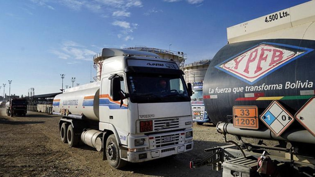 Cisternas trasladan diésel a las estaciones de servicio. Foto: YPFB