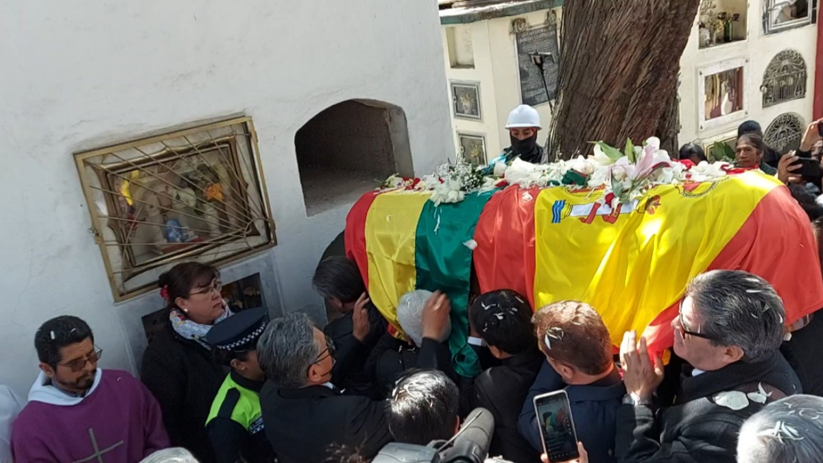 Dan el adiós al padre Pérez en el Cementerio General de La Paz. Foto: ANF