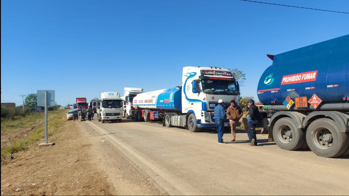 Decenas de camiones están retenidos en San Julián. Foto: Unitel