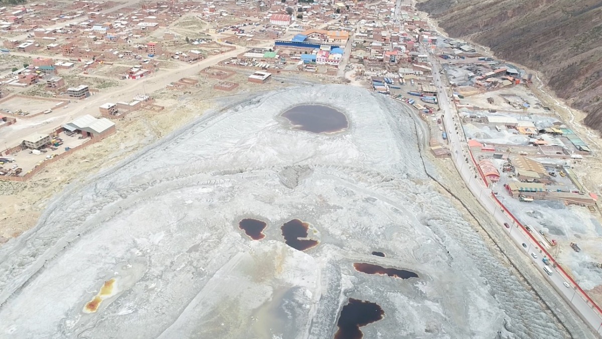 Dique de desechos de minerales contaminantes en Cantumarca. Foto: ANF