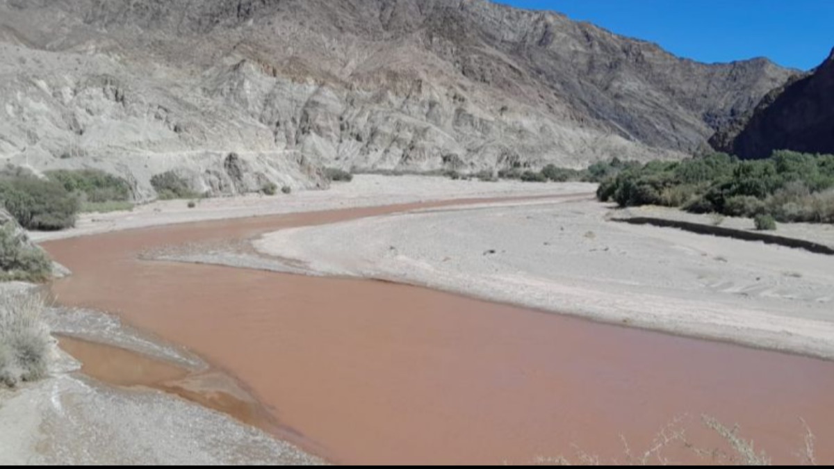 El agua contaminada que se observó en el río San Juan del Oro. Foto: El País