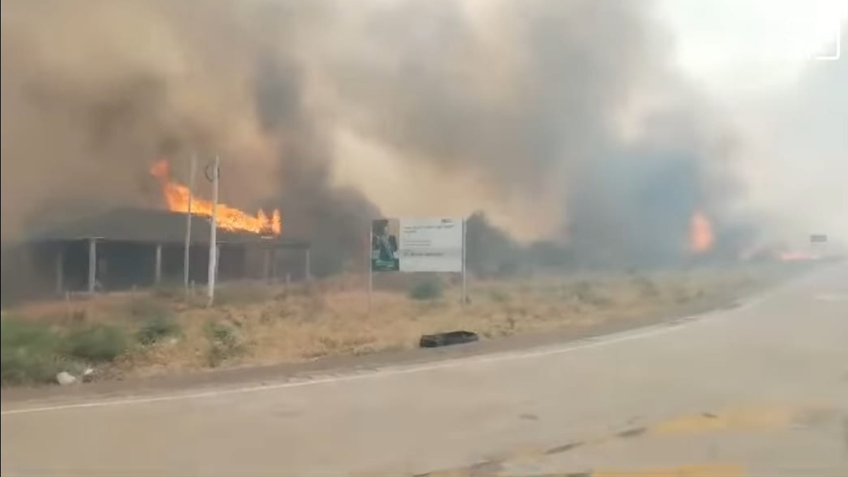 El fuego arrasó con las viviendas en San Lorenzo Viejo la tarde de hoy. Foto: Redes Sociales.