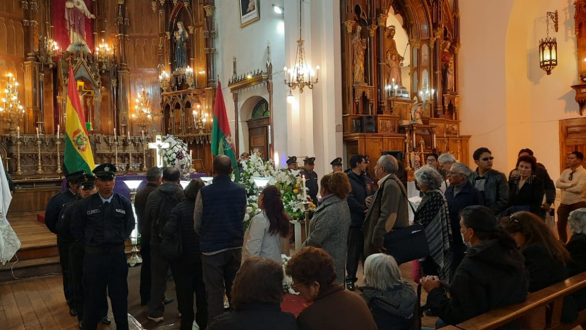 En el templo Sagrado Corazón donde la gente despide al padre Eduardo Pérez. Foto: ANF