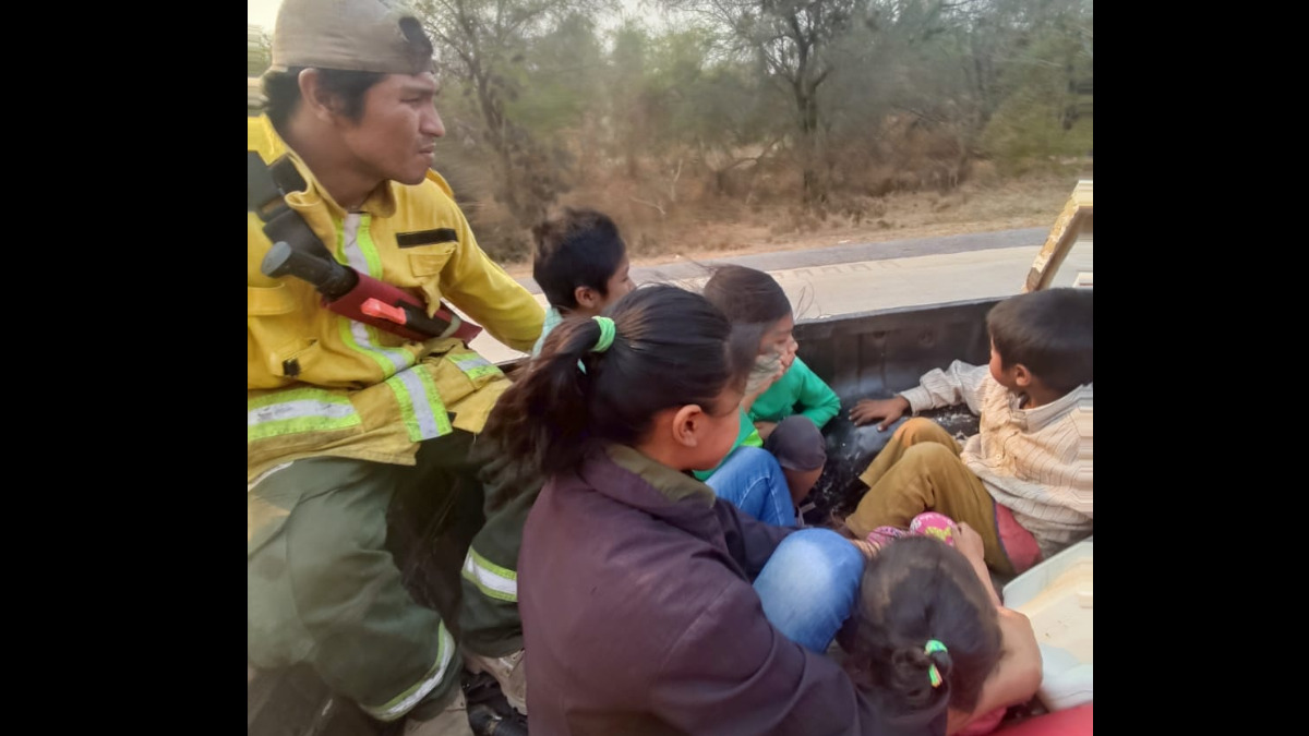 Las personas que fueron trasladadas.   Fotos: Canal 11-Roboré