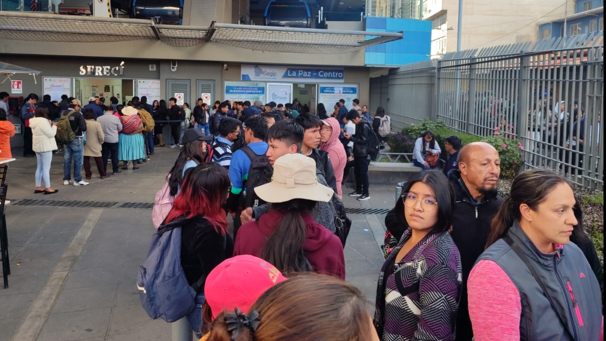 Largas filas en oficinas del Sireci en el centro de La Paz. Foto: ANF