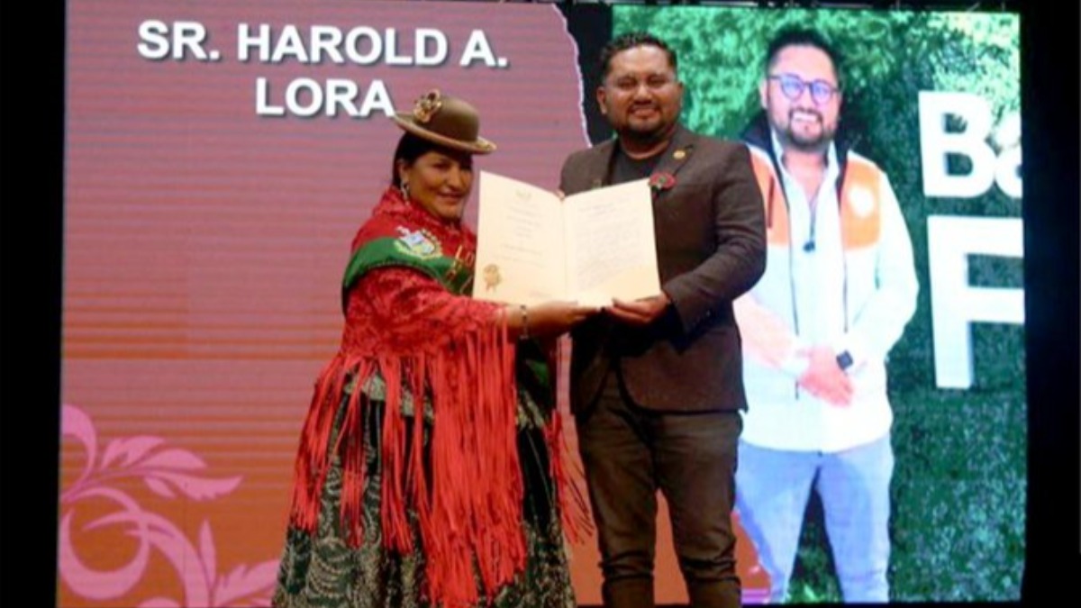 Lora recibió una distinción del Concejo Municipal, en la entrega la concejala Chambilla. Foto: redes sociales