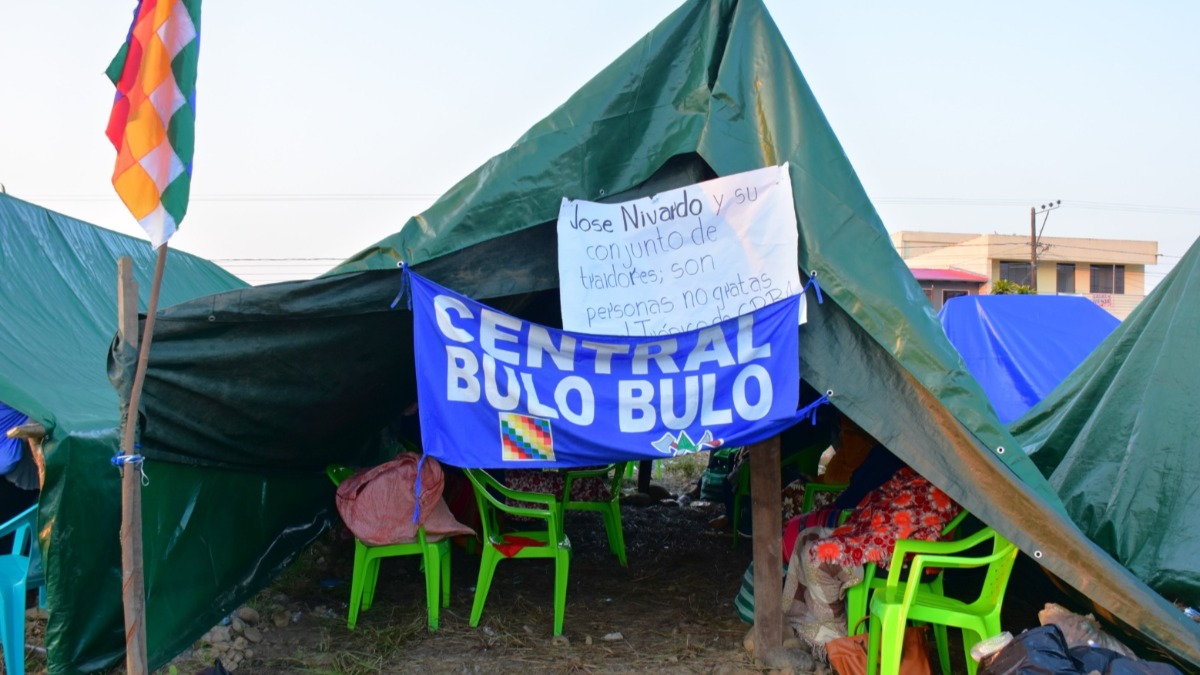 Los cocaleros del Chapare instalaron una vigilia en las oficinas de Udestro. Foto: RKC