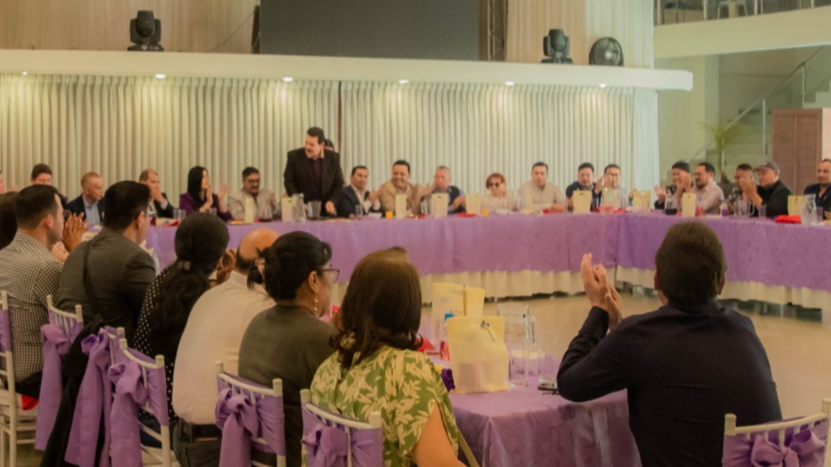 Manfred Reyes Villa en la reunión con legisladores de oposición. Foto: RRSS