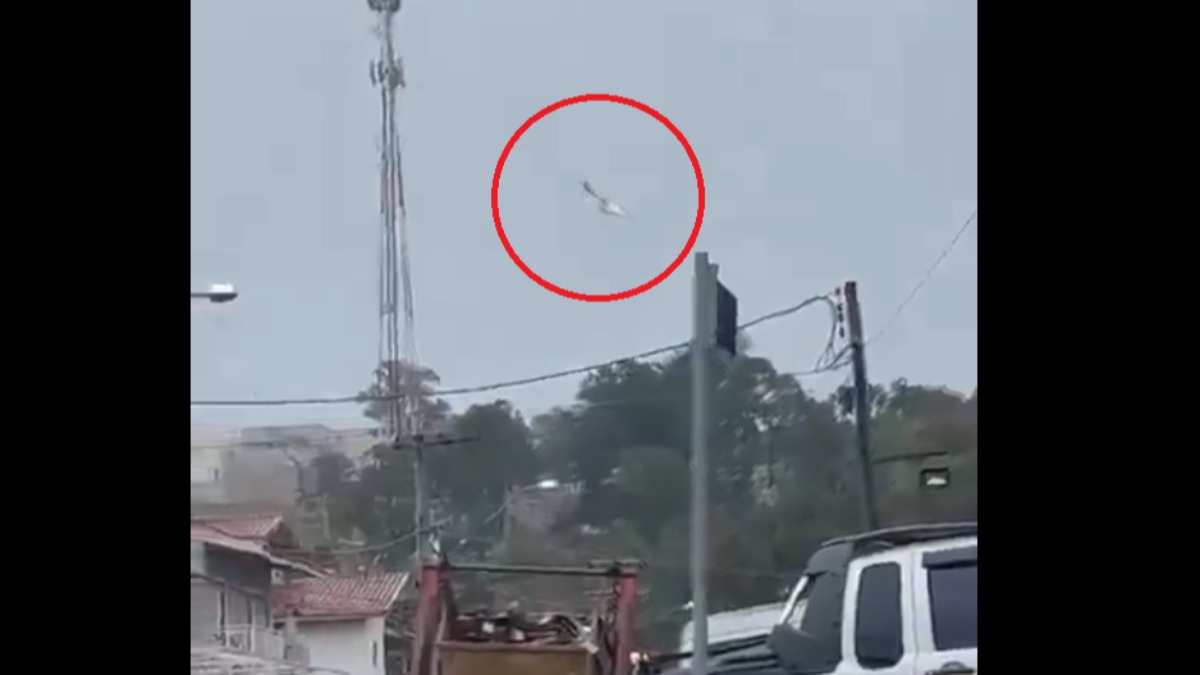 Momento en el que el avión cae estrepitosamente.