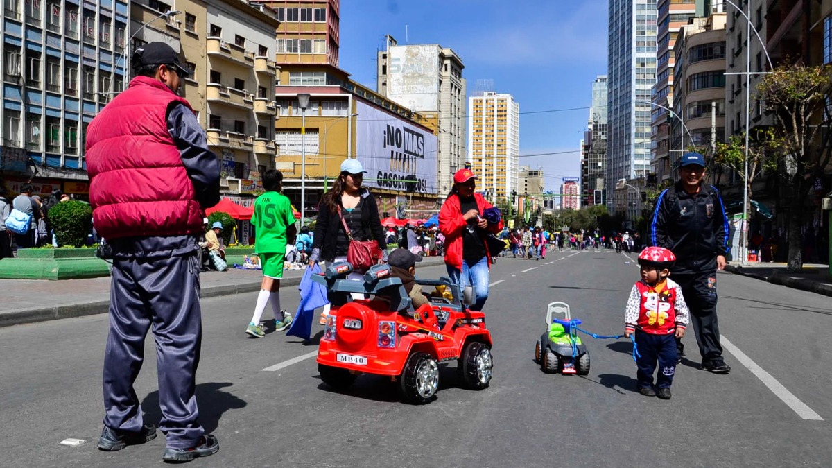 Niños y adultos toman las calles en el Día del Peatón para realizar actividades recreativas. Foto: Urgentebo