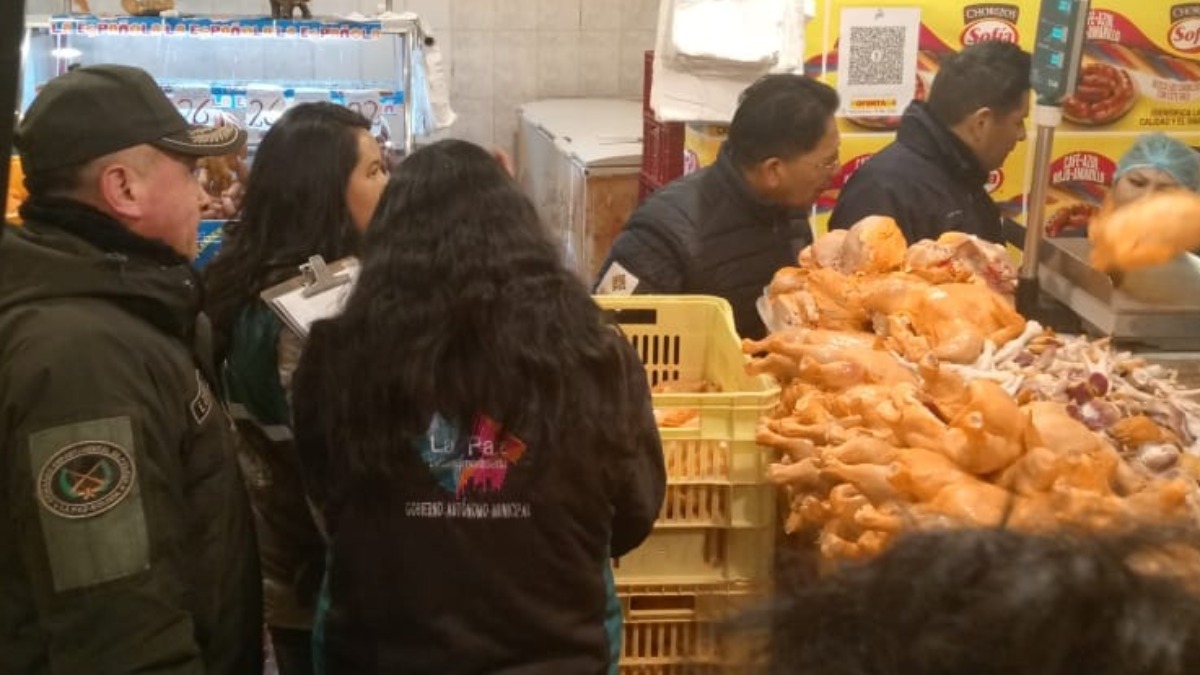 Operativo en la venta de carne de pollo en mercados de La Paz. Foto: Subalcaldía de Cotahuma