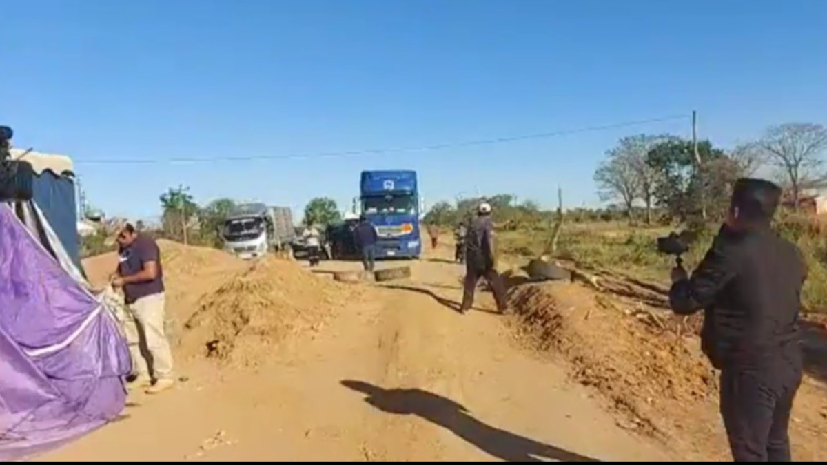 Se levantó el promontorio de tierra que obstruía la carretera Santa Cruz - Beni. Foto: Captura