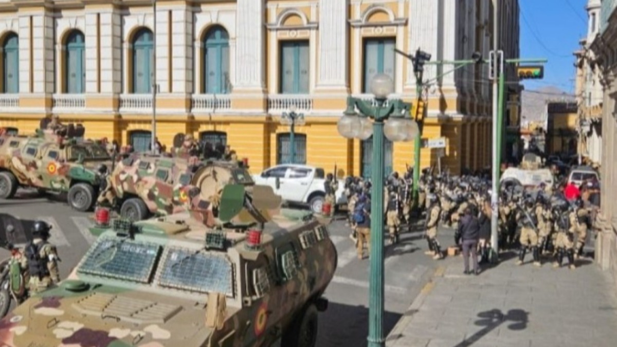 Toma  militar de la plaza Murillo en La Paz. Foto: Internet