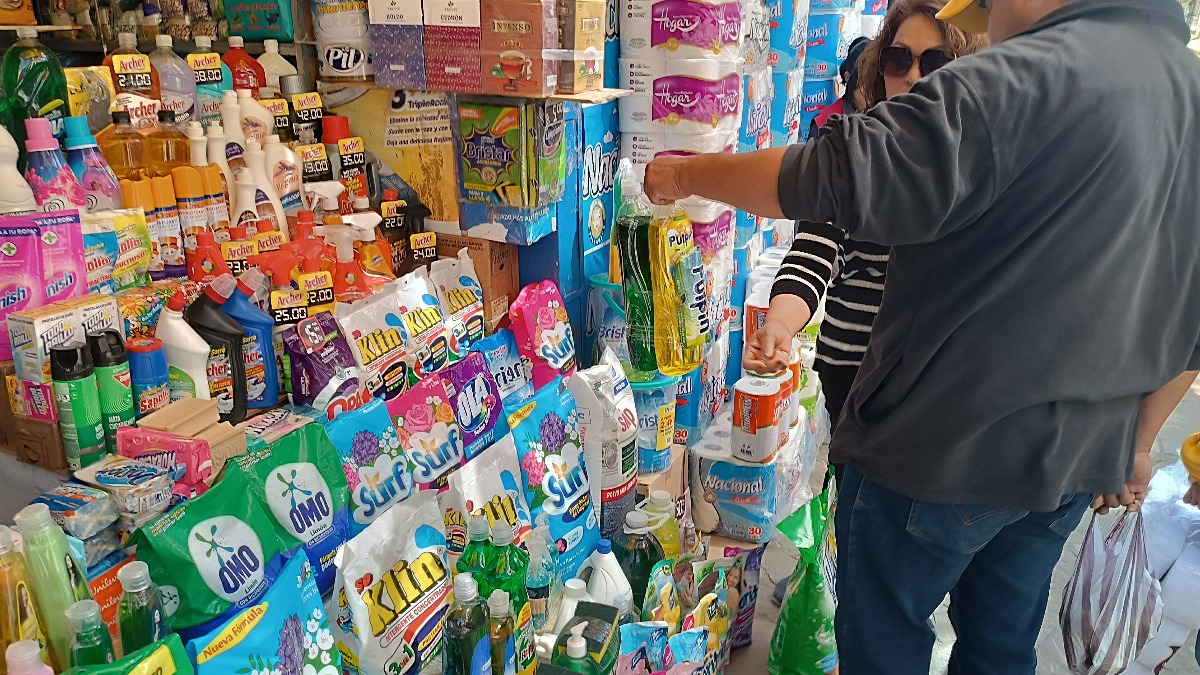 Una pareja compra artículos de limpieza en un mercado de La Paz. Foto: ANF