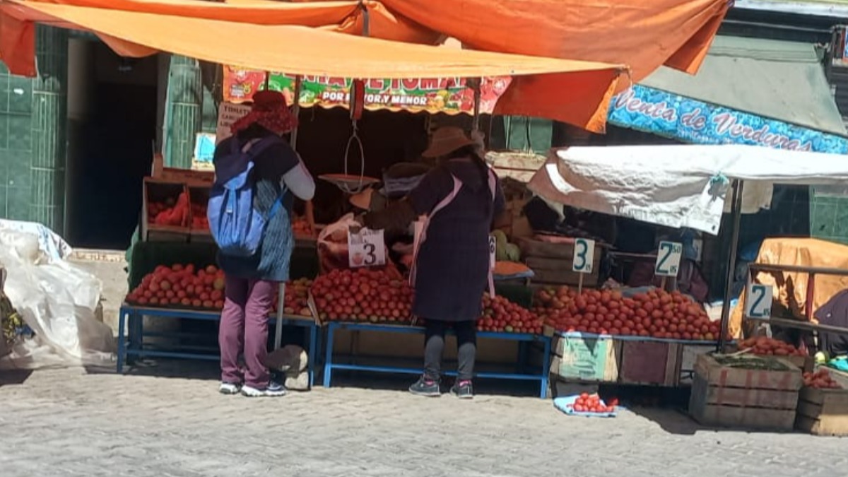 Uno de los puestos donde se comercializa tomate en El Alto. Foto: ANF