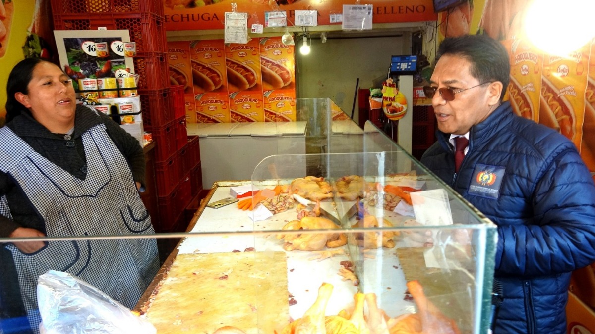 Viceministro Silva en una anterior inspección al precio del pollo. Foto: ABI