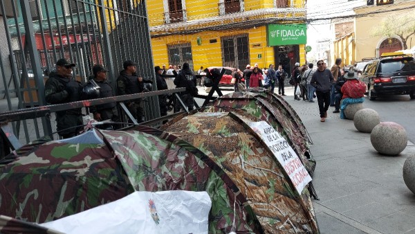 Carpas instaladas en puertas del edificio nuevo de la ALP. Foto: ANF