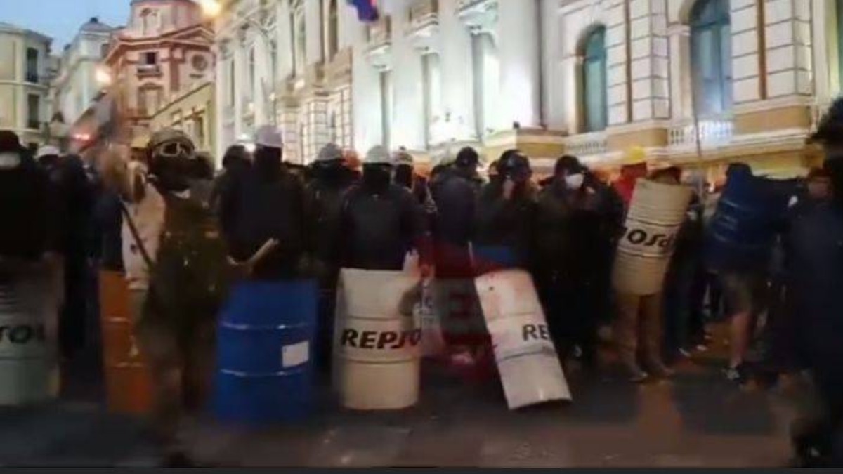 Afines al gobierno con escudos en la Plaza Murillo. Foto: Captura de video